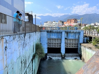 花蓮市萬壽大排疑遭傾倒廢油 環保局溯源清查