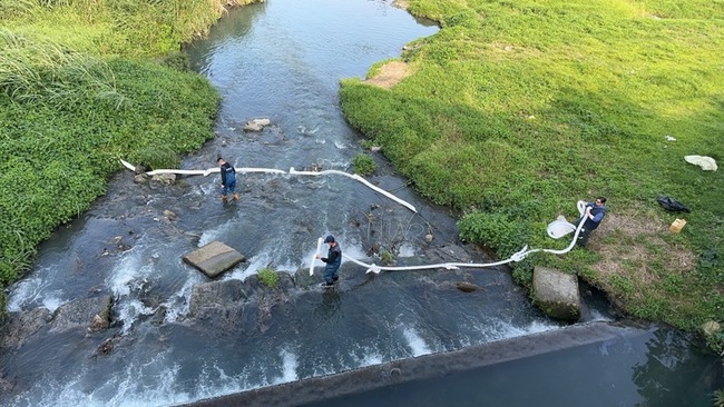 花蓮市萬壽大排遭廢油污染 吸油棉索攔截並追來源 | 華視新聞