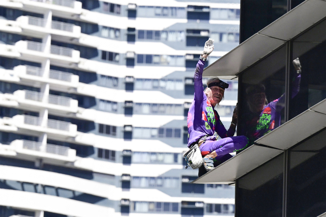 61歲法國蜘蛛人徒手攀馬尼拉大樓  挺菲南海主權 | 華視新聞