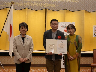 簡嘉誠榮獲日本國際漫畫賞金獎 日外相頒獎狀