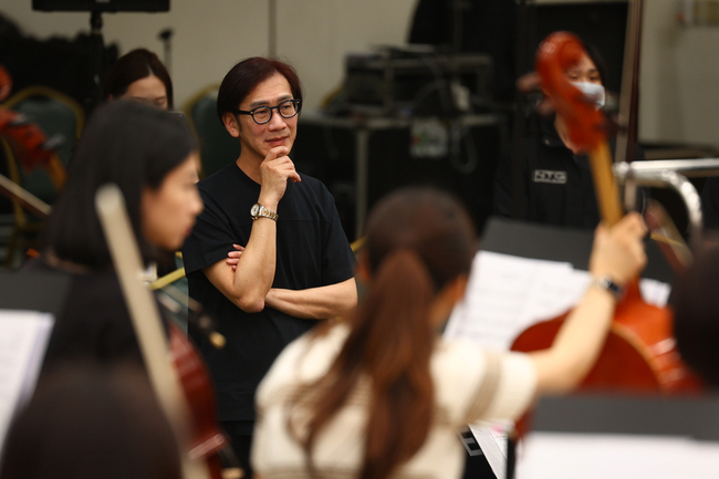 撮合交響樂結合流行歌手 製作人劉慕堯跨界玩樂 | 華視新聞