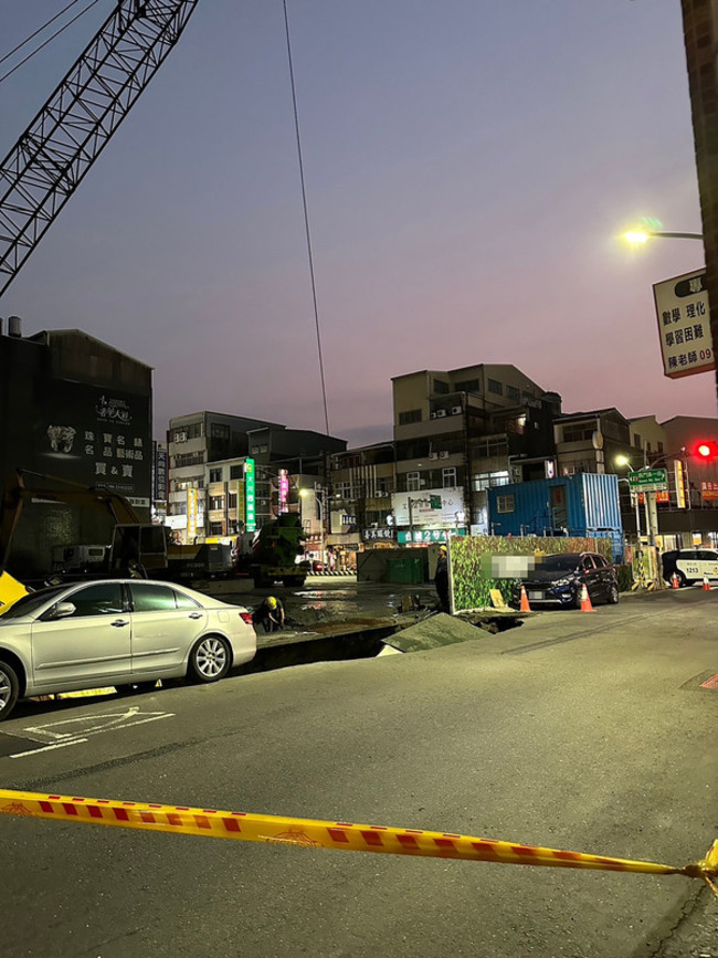 台南中西區路面坍塌 小貨車掉坑洞無人傷亡 | 華視新聞