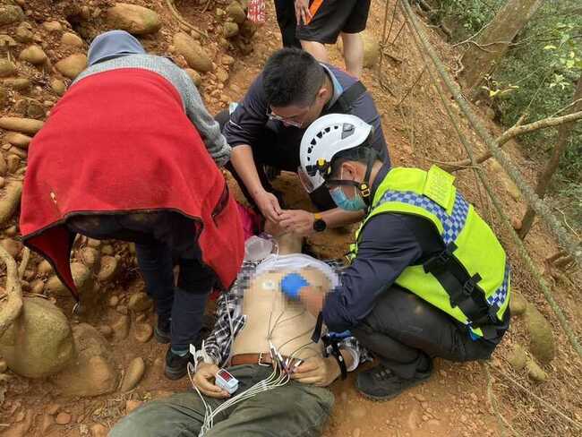 心臟病史男子登三義火炎山倒地 心電圖機助搶救 | 華視新聞