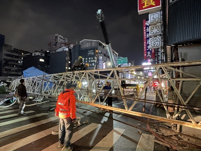 台南路塌貨車墜坑  吊車救援不成吊臂反砸警車 | 華視新聞