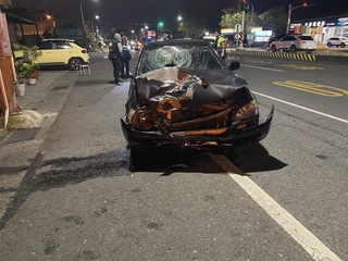 礁溪轎車連闖紅燈追撞停等紅燈3機車 造成1死3傷