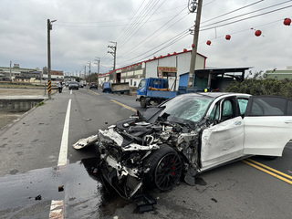 疑違規超車 台中小客車連撞對向路旁小貨車及貨櫃屋