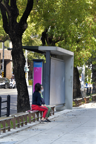 友善銀髮步行 高市四維二路人行道首設座椅式護欄