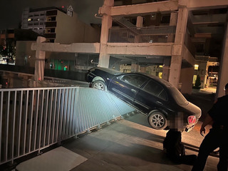 駕車拒警盤查 通緝男飆撞台南河樂廣場柵欄被逮