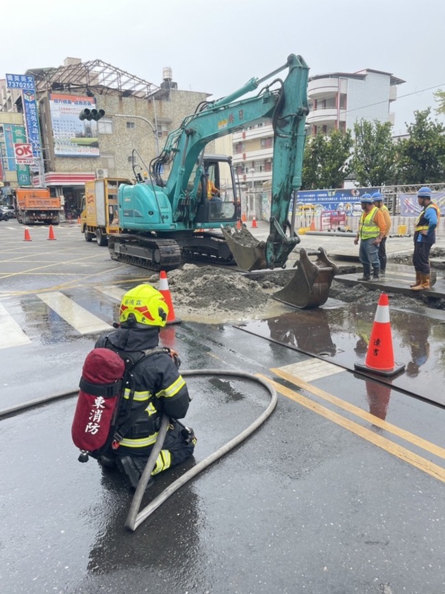 台電挖破管線 屏東忠孝國小前瓦斯外洩1小時後恢復 | 華視新聞