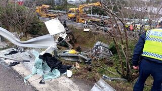 國道貨車疑分心擦撞計程車齊翻落邊坡 3傷送醫