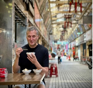 美食家來台探路 華航貴賓室牛肉麵登Netflix