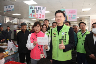 徐筱菁登記苗栗市長補選  鄭朝方陪同盼翻轉成功