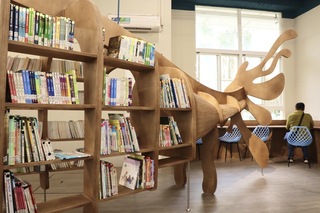 高雄成功國小社區共讀站  融入魚骨、漁網海洋意象