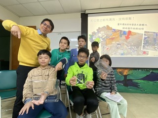 環團、學生扮演回收商 籲提高軟塑膠清除處理費