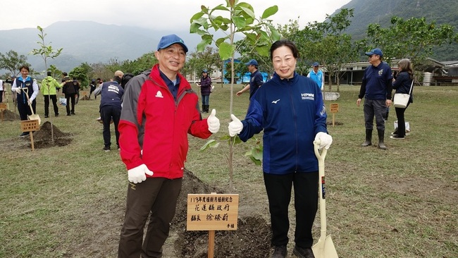 花蓮美崙溪畔植樹活動  為台灣狐蝠打造友善棲地 | 華視新聞