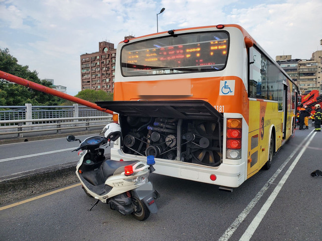 台北市光復橋死亡車禍 重機騎士遭公車輾斃 | 華視新聞