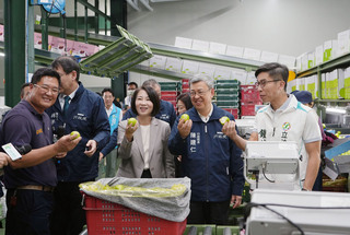 陳建仁視察屏東冷鏈集貨包裝廠 肯定科技提升農業