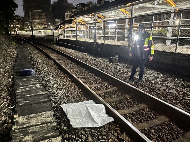 基隆三坑車站鐵道旁疑人體頭蓋骨 警方追查 | 華視新聞