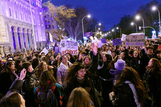 馬德里女權團體分裂  婦女節遊行仍有3萬人上街 | 華視新聞