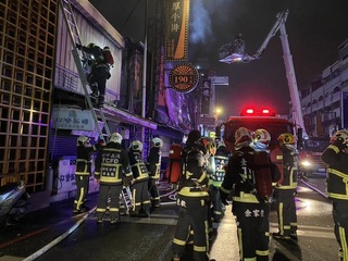 台中2層樓牛排館凌晨火警  1男燒燙傷送醫