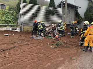 台中砂石車翻覆 沙土埋小客車現場1人無生命跡象