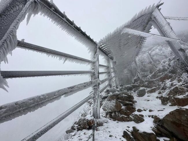 玉山下冰霰部分步道濕滑 玉管處籲登山需有雪地裝備 | 華視新聞