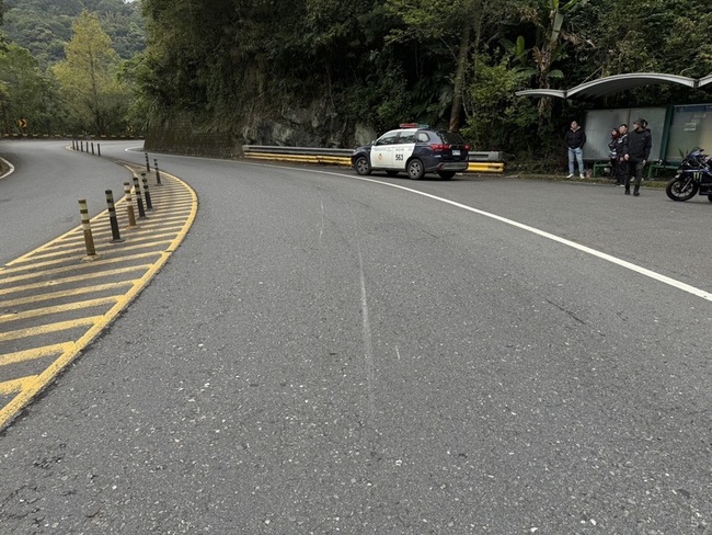 北宜公路財茂彎車禍 19歲男騎重機自摔受傷 | 華視新聞