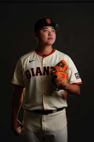 鄧愷威滑球獲評巨人新秀第一  透露秘訣沒事就握球