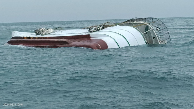 漁船外傘頂洲翻覆 海巡馳援全數船員平安獲救 | 華視新聞