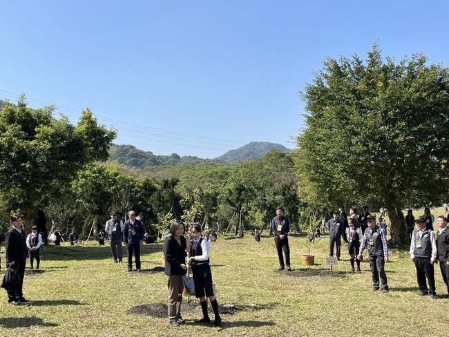 蔡總統植原生樹種  交棒學生鐵鏟盼保育代代相傳 | 華視新聞