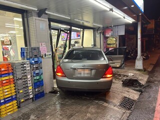 宜蘭轎車追撞他車再衝進對向超商  駕駛受傷送醫