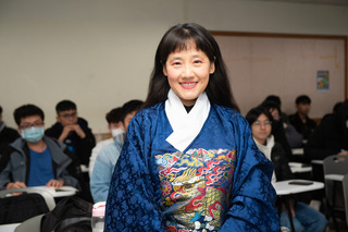 文大延攬孔子孫孔令宜任教  從生活認識國學經典