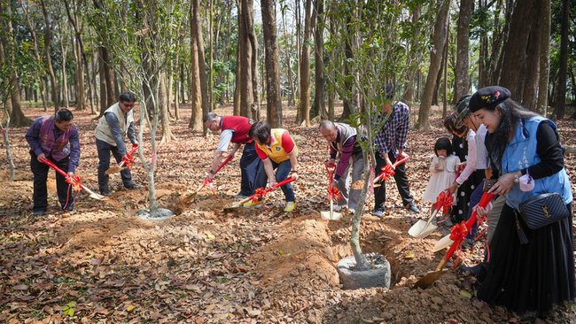 扎根種樹護地球精神  植樹節茂管處邀民眾執鏟種苗 | 華視新聞