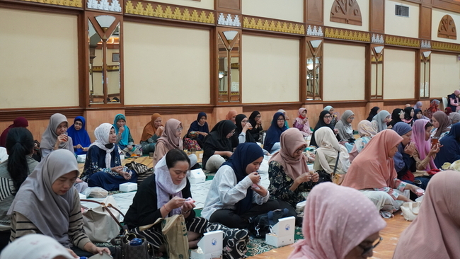 伊斯蘭齋戒月首日 印尼穆斯林傍晚在清真寺開齋 | 華視新聞