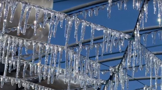 武陵農場清晨低溫冰晶宮捕夢網再現 遊客驚豔