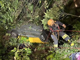 計程車疑過彎失控 翻落新北新店山坡、司機獲救