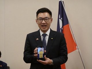 江啟臣代韓國瑜贈古屋圭司字畫 象徵台日一望千里