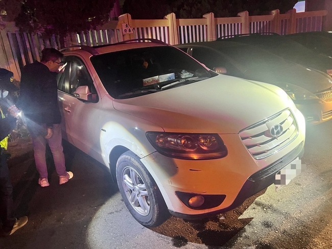 盤查可疑車遭衝撞 南投警開10槍犯嫌棄車逃逸 | 華視新聞