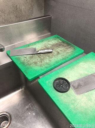 竹縣府稽查某火鍋連鎖店  砧板髒污等問題限期改善