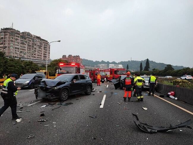 國3安坑隧道北口9車追撞 釀2死6傷 | 華視新聞