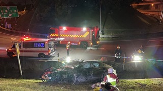 國1三義匝道保時捷衝出邊坡  駕駛昏迷送醫