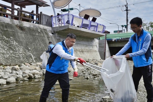 南投埔里「母親之河」淨溪 清出百公斤垃圾 | 華視新聞