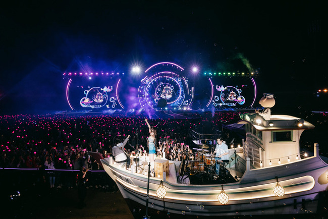 告五人家鄉宜蘭開唱2萬歌迷相挺  漁船繞場掀驚喜 | 華視新聞