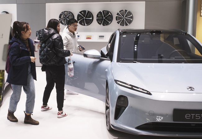 中國近2千萬輛新能源汽車迎困境：電池貴壽命短 | 華視新聞