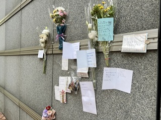 悼念男童疑遭虐死  家長發起雙北市府放卡片花束