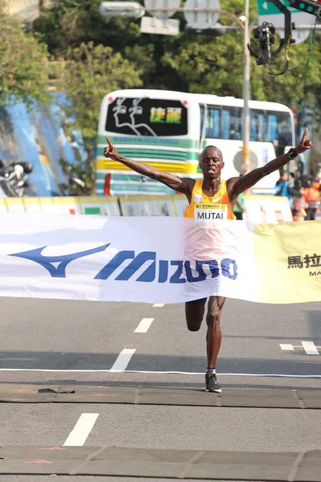 萬金石馬拉松 肯亞選手破大會紀錄獎金共173萬元 | 華視新聞