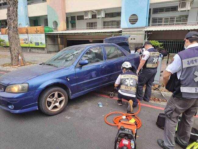 高雄8旬翁路邊休息 遭車輛倒車衝撞命危 | 華視新聞