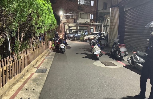 蘆洲男持雙刀逛大街嚇壞路人 新北警壓制逮捕 | 華視新聞