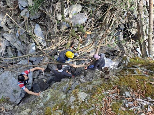 雪霸大鹿林道東線坍方 警助20名山友脫困 | 華視新聞