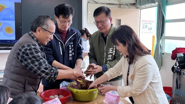 台中山海學校交流 樂園響應孩童歡呼像過兒童節 | 華視新聞